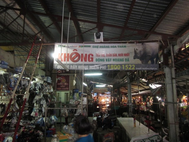 Market banner hung at Hoang Hoa Tham market HCMC on Aug 29, 2013 [ENV-R]