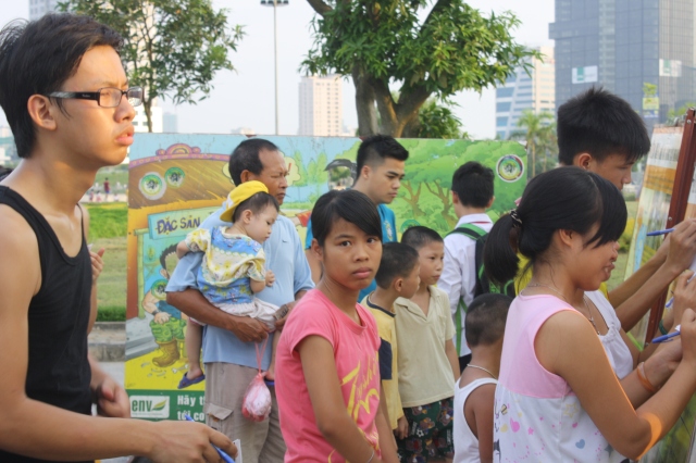 WLT Exhibit Cau Giay Park, Hanoi on Aug 13 2013 [ENV-R]