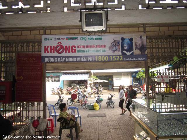 Market-banner-hung-at-Hoa-Binh-market,-HCMC-Dec-2013-(ENV-R)-lo-res